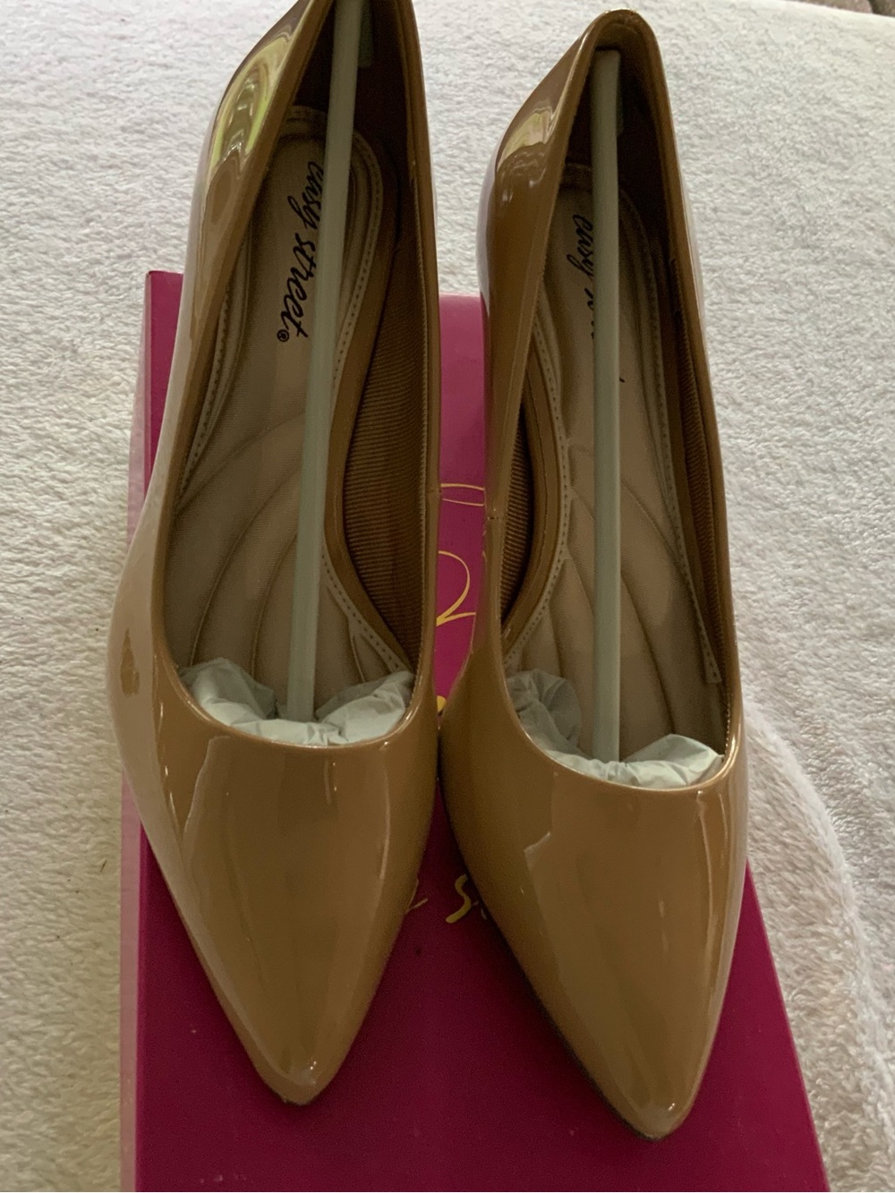 Women’s patent leather nudeTan Pointed Toe Pumps size 9.5 retail $55.  SKU 3057